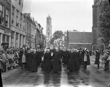 810462 Afbeelding van de rouwstoet bij de begrafenis van Johannes Kardinaal de Jong in de Lange Nieuwstraat te Utrecht ...